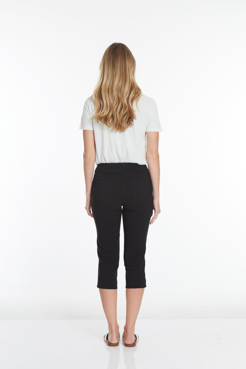 Plus Size Black Pull On Capris with Pockets